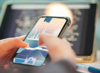مستثمر يطّلع على وضوح إجراءات سحب الأموال وتحويلها